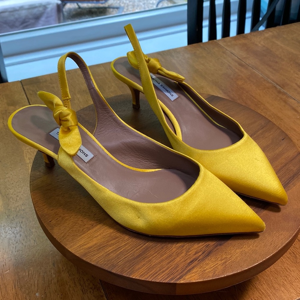 Vintage gold Tabitha Simmons slip-on kitten heel. Made in Italy.